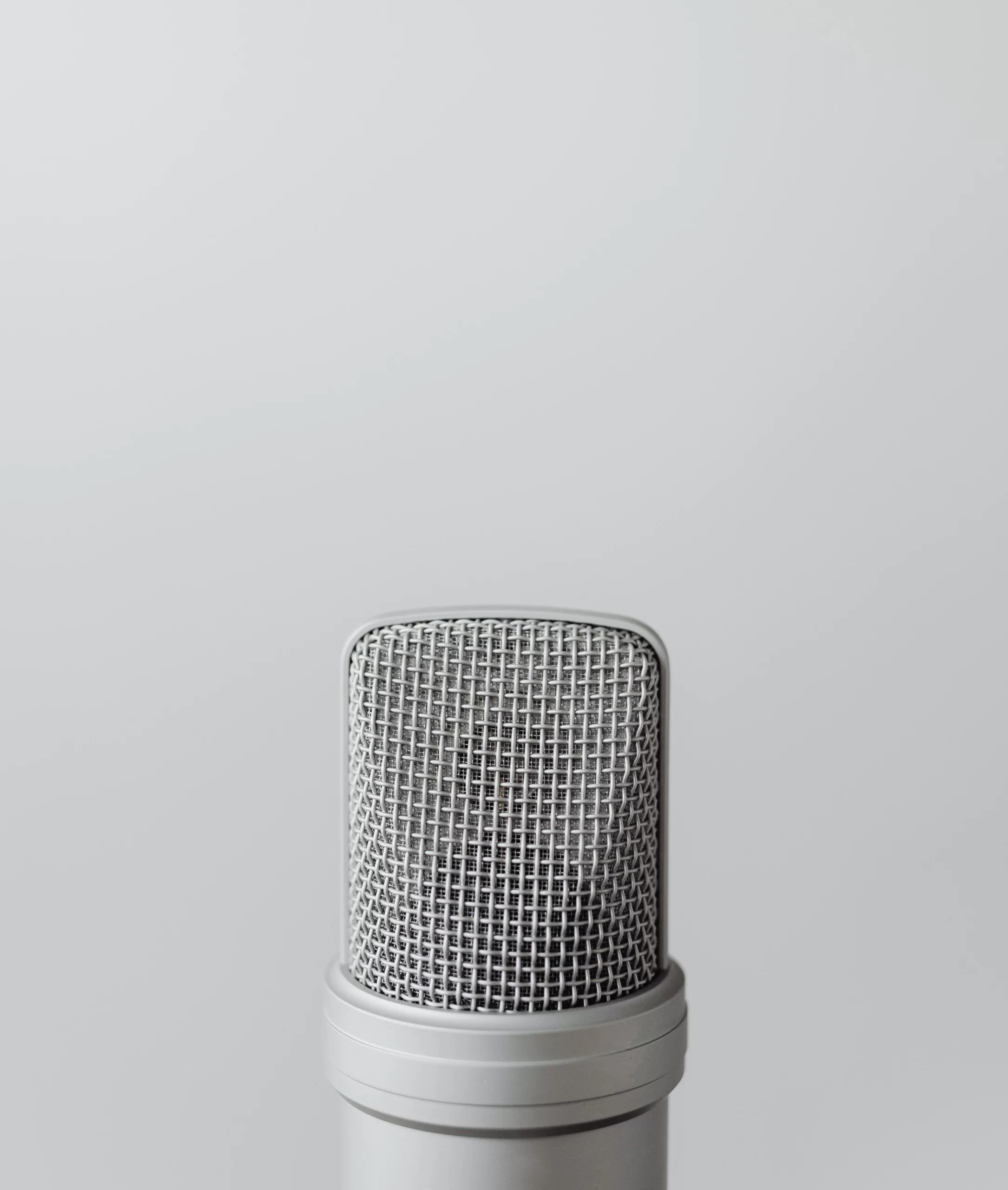 kaboompics_woman-recording-asmr-sounds-on-microphone-20792-kopia